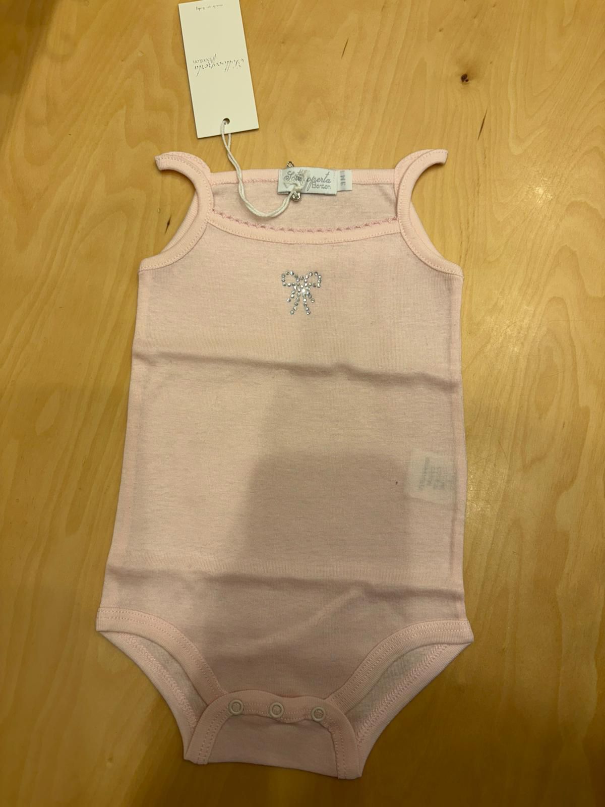 Body neonata rosa con fiocco strass – Sottocoperta