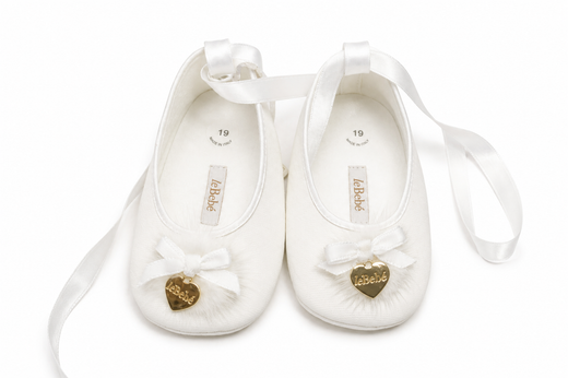 Ballerine Neonata Avorio con Nastri in Raso e Ciondolo a Cuore – Le Bebé