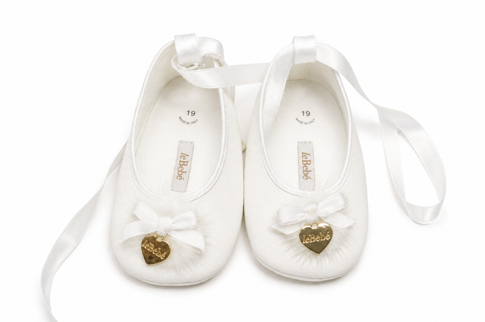 Ballerine Neonata Avorio con Nastri in Raso e Ciondolo a Cuore – Le Bebé