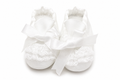 Scarpine Neonata Bianche con Pizzo e Fiocchi in Raso – Piccola Giuggiola