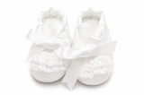 Scarpine Neonata Bianche con Pizzo e Fiocchi in Raso – Piccola Giuggiola