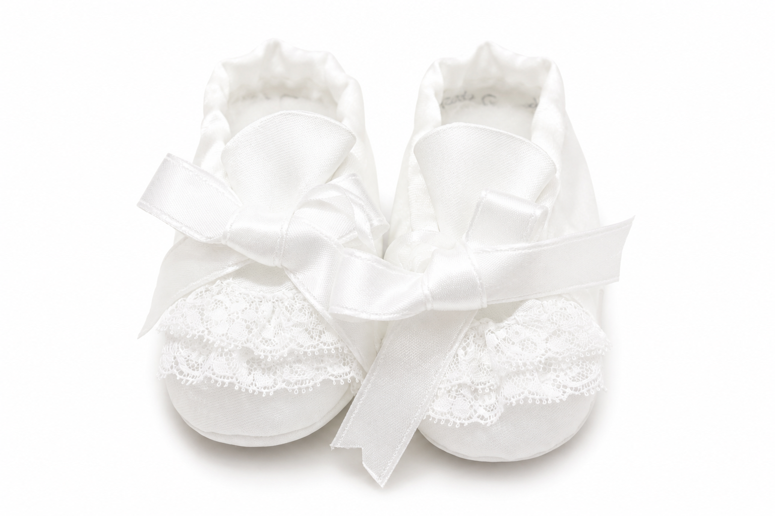 Scarpine Neonata Bianche con Pizzo e Fiocchi in Raso – Piccola Giuggiola