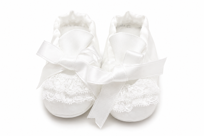 Scarpine Neonata Bianche con Pizzo e Fiocchi in Raso – Piccola Giuggiola